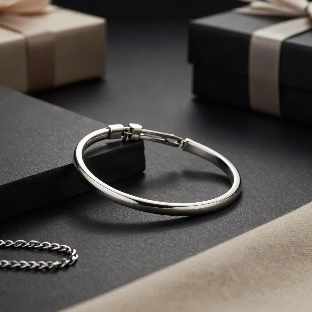 Pulsera de plata ajustable sobre lino y fondo negro, con luz dramática de estudio.
